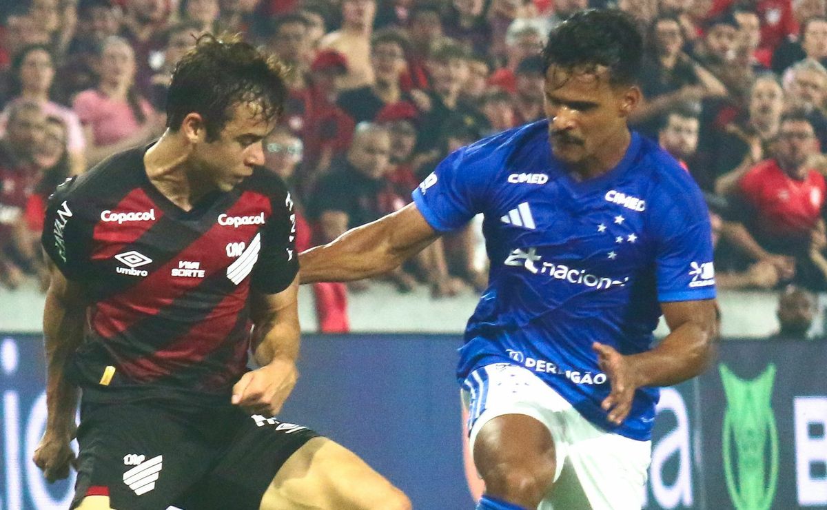 Cruzeiro perde para o Athletico Paranaense após início desastroso e não consegue reagir em Curitiba