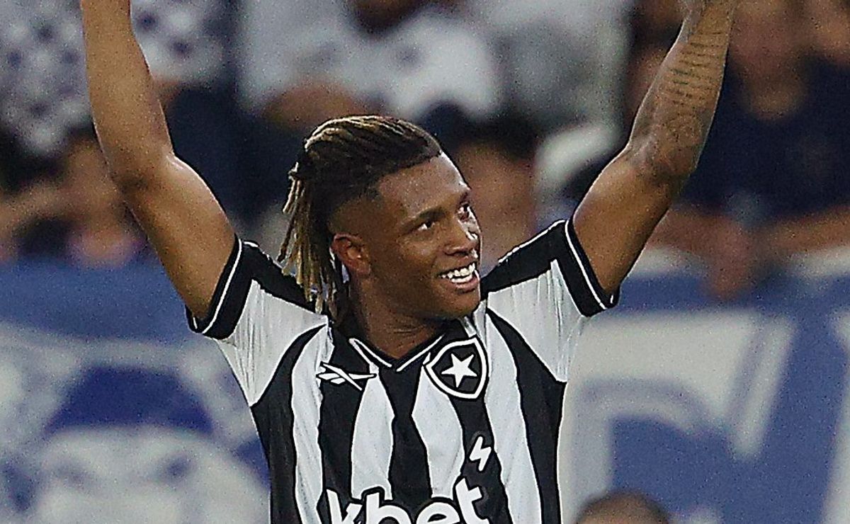 Danilo tem conversa com jogadores do Palmeiras e até Abel Ferreira foi flagrado conversando com o meio-campista