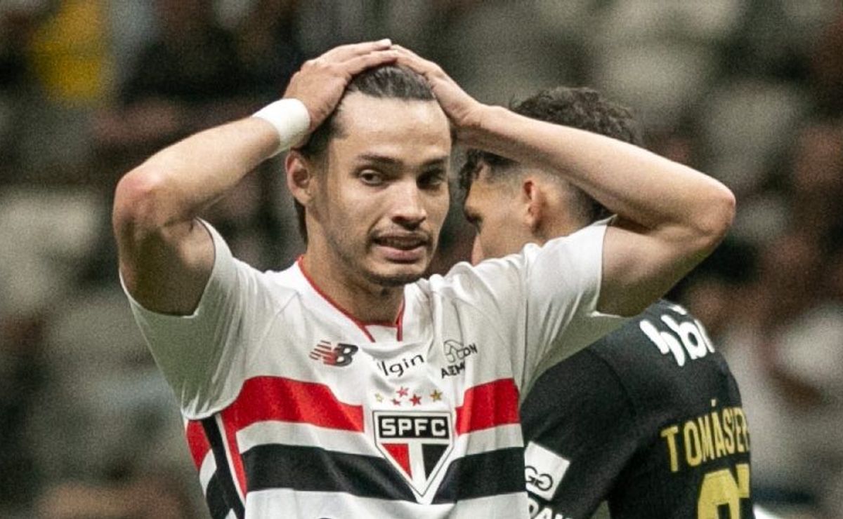 São Paulo perde para o Atlético-MG após bobeira da zaga e liderança, agora, é do Palmeiras