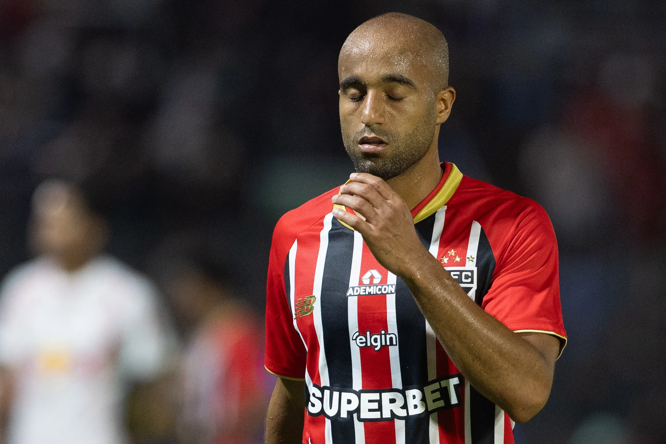 LUCAS MOURA jogador do Sao Paulo lamenta durante partida contra o Bragantino no estadio Cicero De Souza Marques pelo campeonato Brasileiro A 2026. Foto: Joisel Amaral/AGIF