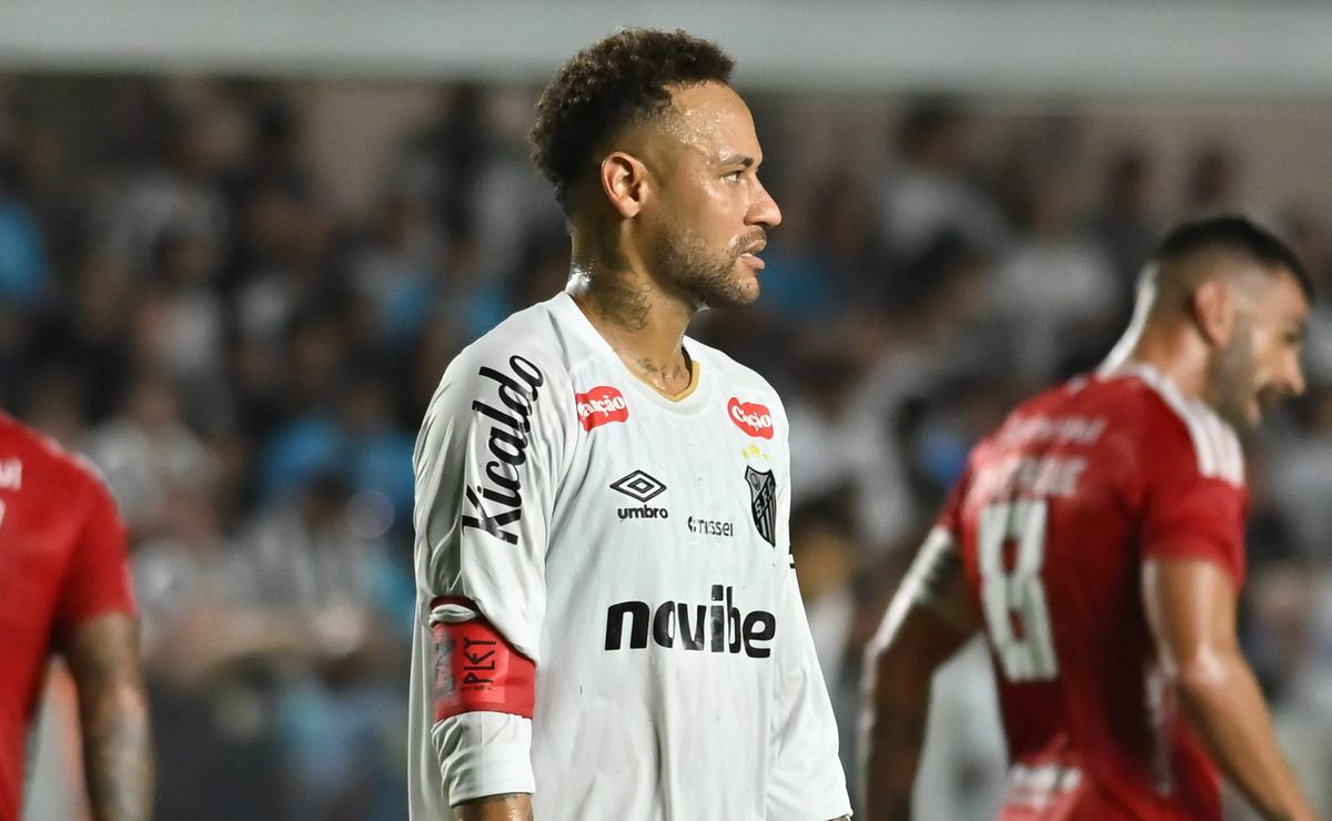 Santos tem atuação abaixo da média, falha defensiva e perde para o Internacional na Vila Belmiro