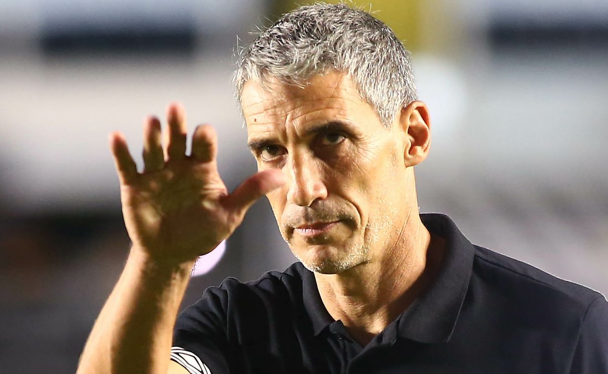 Vojvoda é demitido do Santos após derrota para o Inter e diretoria mira em Crespo e Cuca
