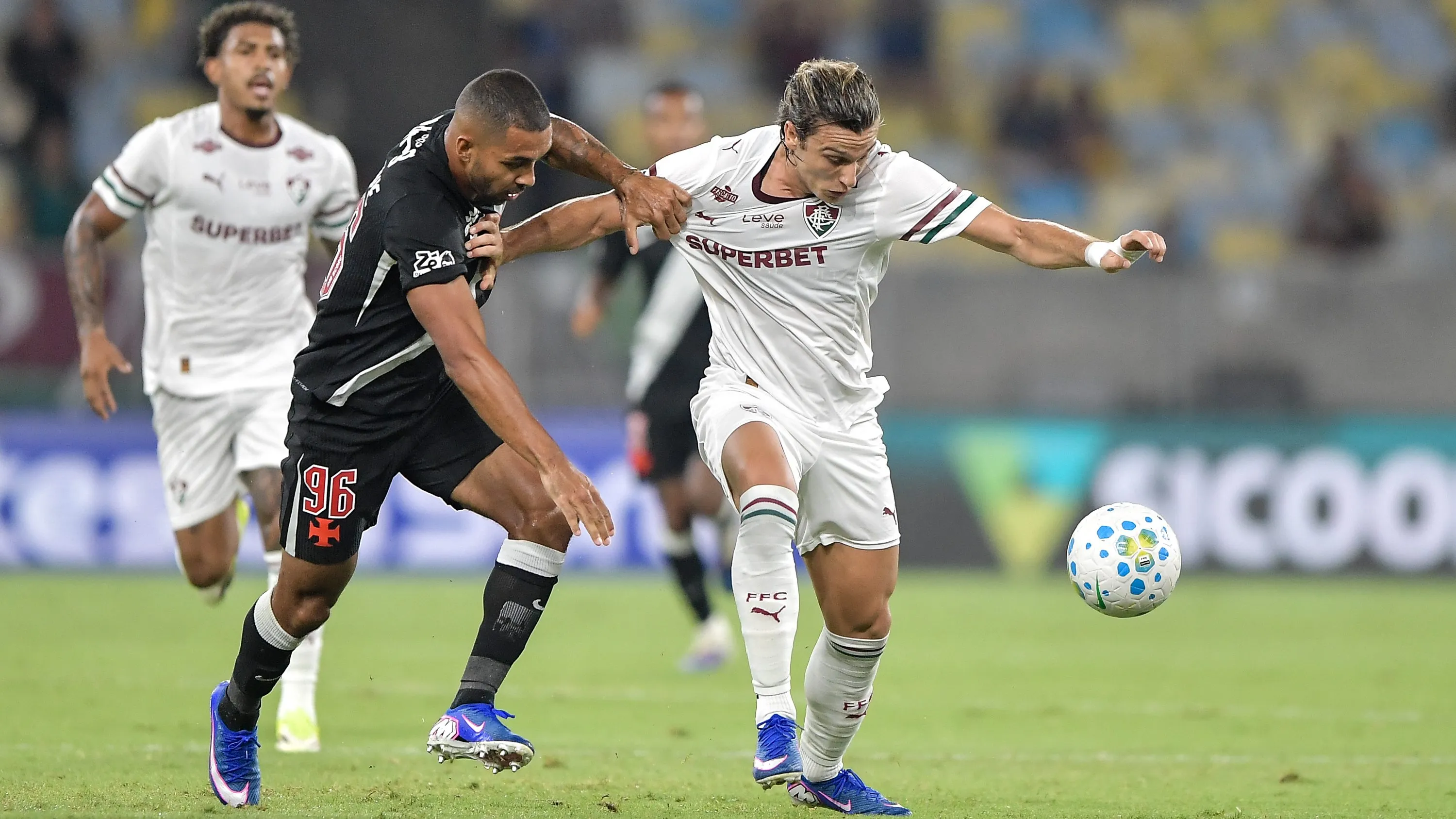 Paulo Henrique disputa lance com Canobbio jogador do Fluminense durante partida no Maracanã . Foto: Thiago Ribeiro/AGIF