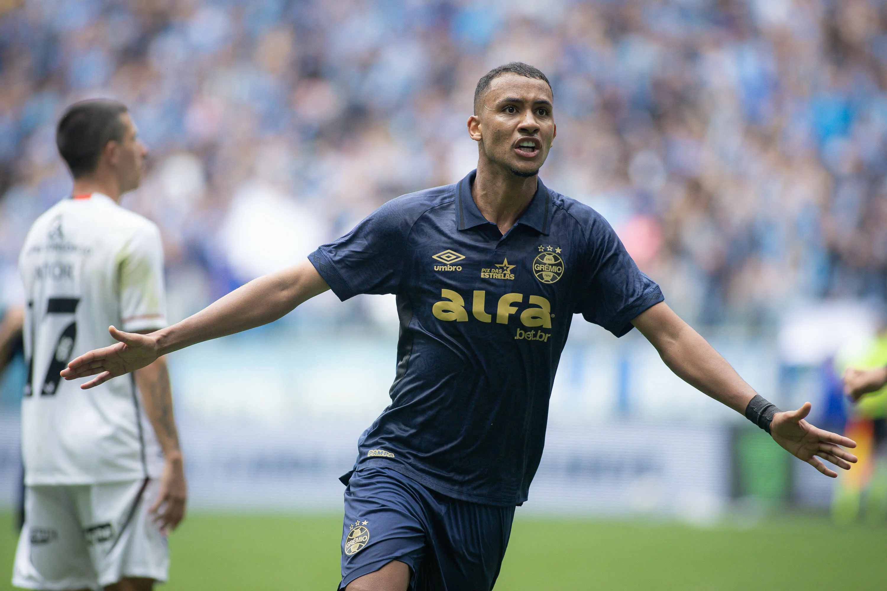 André Henrique comemora seu gol pelo Grêmio. Foto: Maxi Franzoi/AGIF