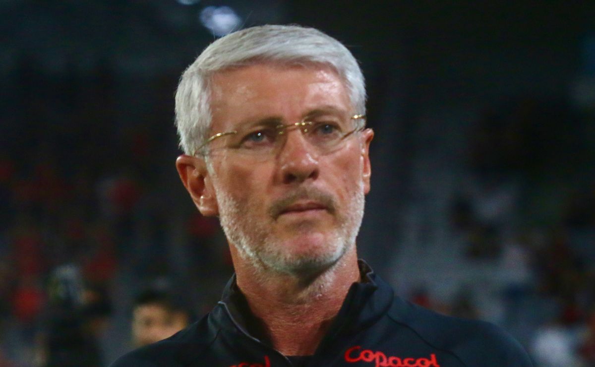 Odair Hellmann analisa Athletico 2 x 1 Cruzeiro e aponta razão da vitória do Furacão: “Jogo de xadrez”