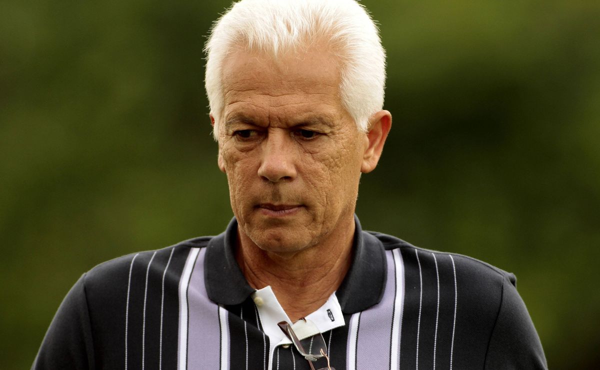 Santos faz sondagem por Emerson Leão e quer o ex-treinador como executivo do clube