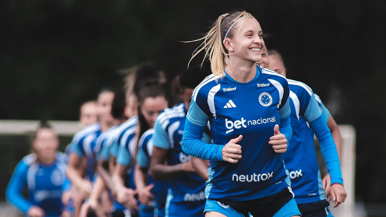 Elenco feminino do Cruzeiro em treino