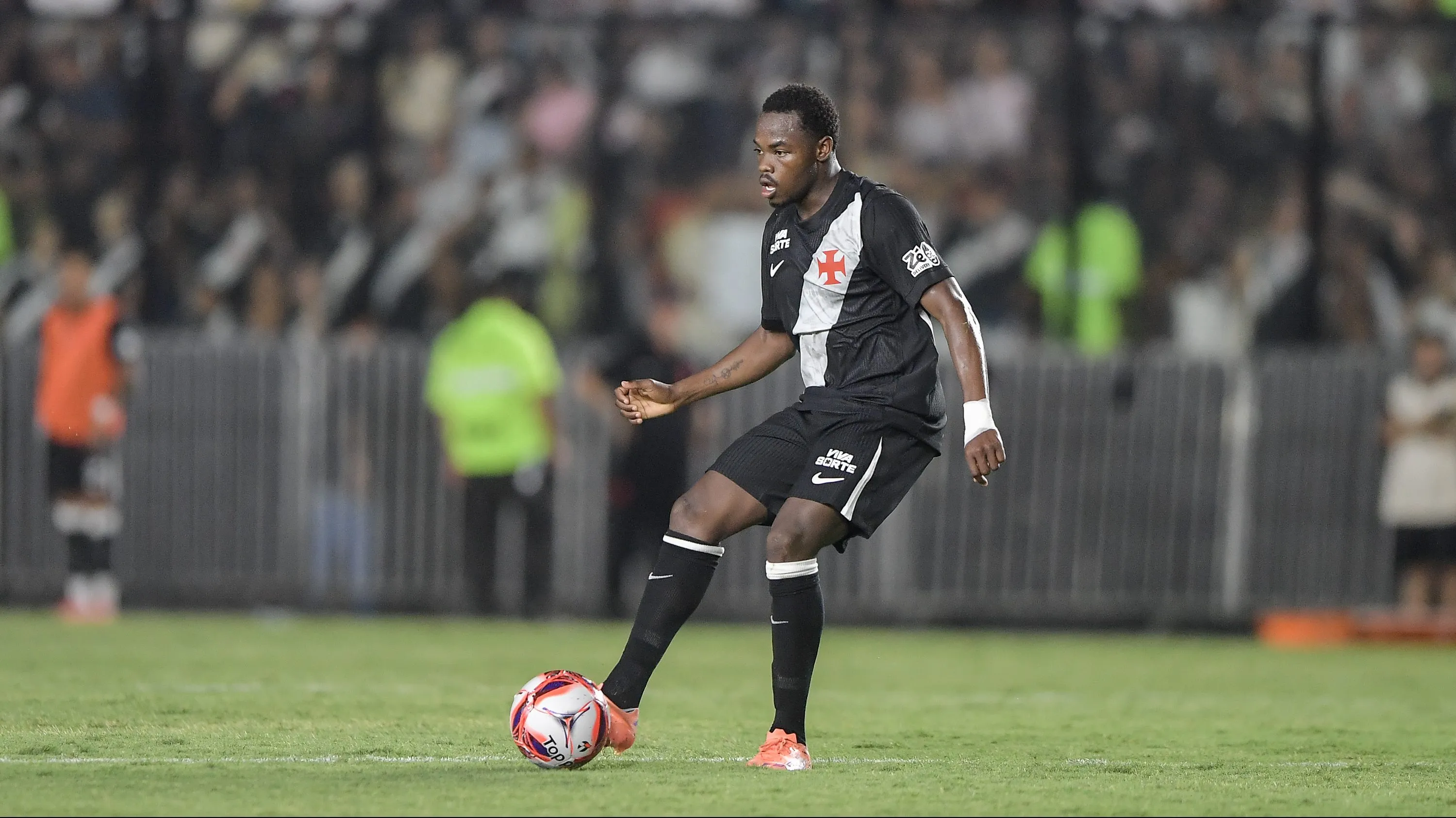 Atacante está muito valorizado - Foto: Thiago Ribeiro/AGIF.