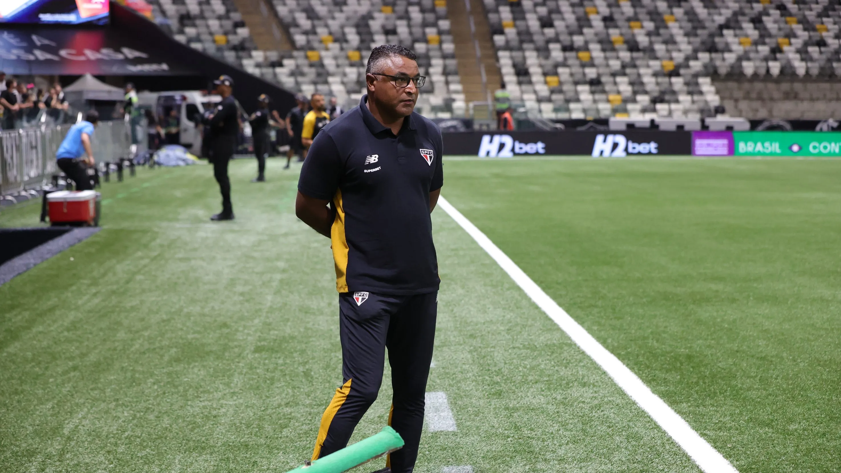 Roger observa o Tricolor durante partida contra o Atlético – Foto: Gilson Lobo/AGIF