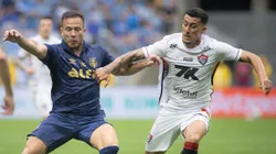 Arthur jogador do Gremio disputa lance com Gabriel Baralhas jogador do Vitoria durante partida no estadio Arena do Gremio pelo campeonato Brasileiro A 2025. Foto: Maxi Franzoi/AGIF