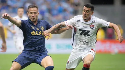 Arthur jogador do Gremio disputa lance com Gabriel Baralhas jogador do Vitoria durante partida no estadio Arena do Gremio pelo campeonato Brasileiro A 2025. Foto: Maxi Franzoi/AGIF
