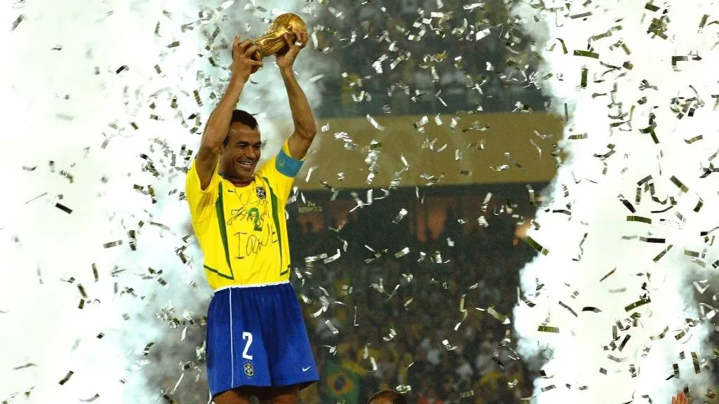 Cafu levanta o Pentacampeonato do Brasil –  (Photo by Tim De Waele/Getty Images)