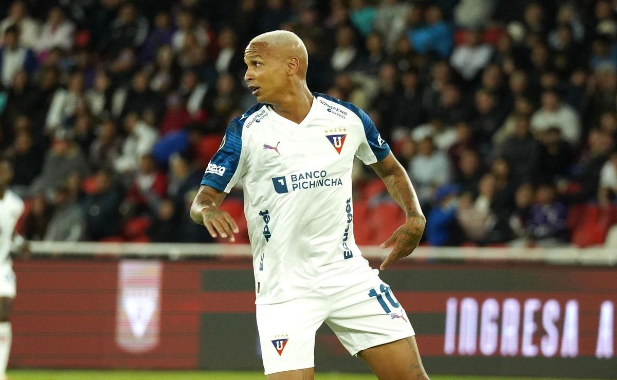 Deyverson brilha como titular absoluto da LDU após passagem por Palmeiras, Atlético-MG e Fortaleza