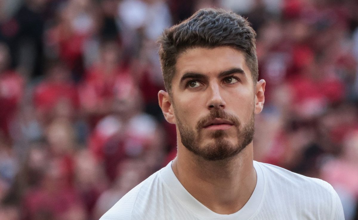 Corinthians aceita contratação de Arthur Cabral com divisão de salários e se Pedro Raul for negociado