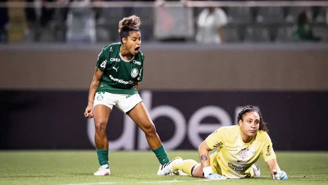 Raissa Bahia celebra gol contra o Corinthians