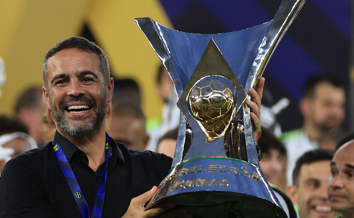 Artur Jorge assina com o Cruzeiro até o fim de 2027 e pode acompanhar jogo com o Santos no domingo