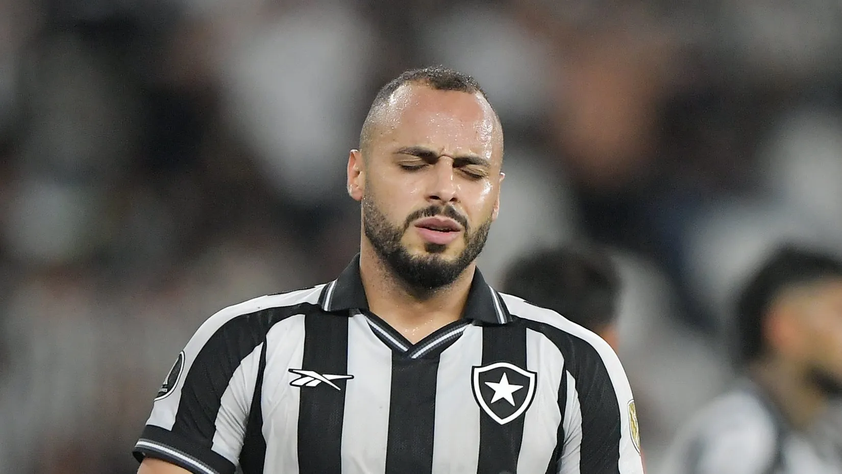 Foto: Thiago Ribeiro/AGIF – Arthur Cabral durante jogo do Botafogo pela Libertadores.