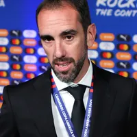 Godín vê Filipe Luís pronto para assumir um clube europeu