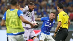 Matheus Henrique jogador do Cruzeiroem lance da briga generalizada com Everson ao final da partida no estadio Mineirao pelo campeonato Mineiro 2026. Foto: Gilson Lobo/AGIF