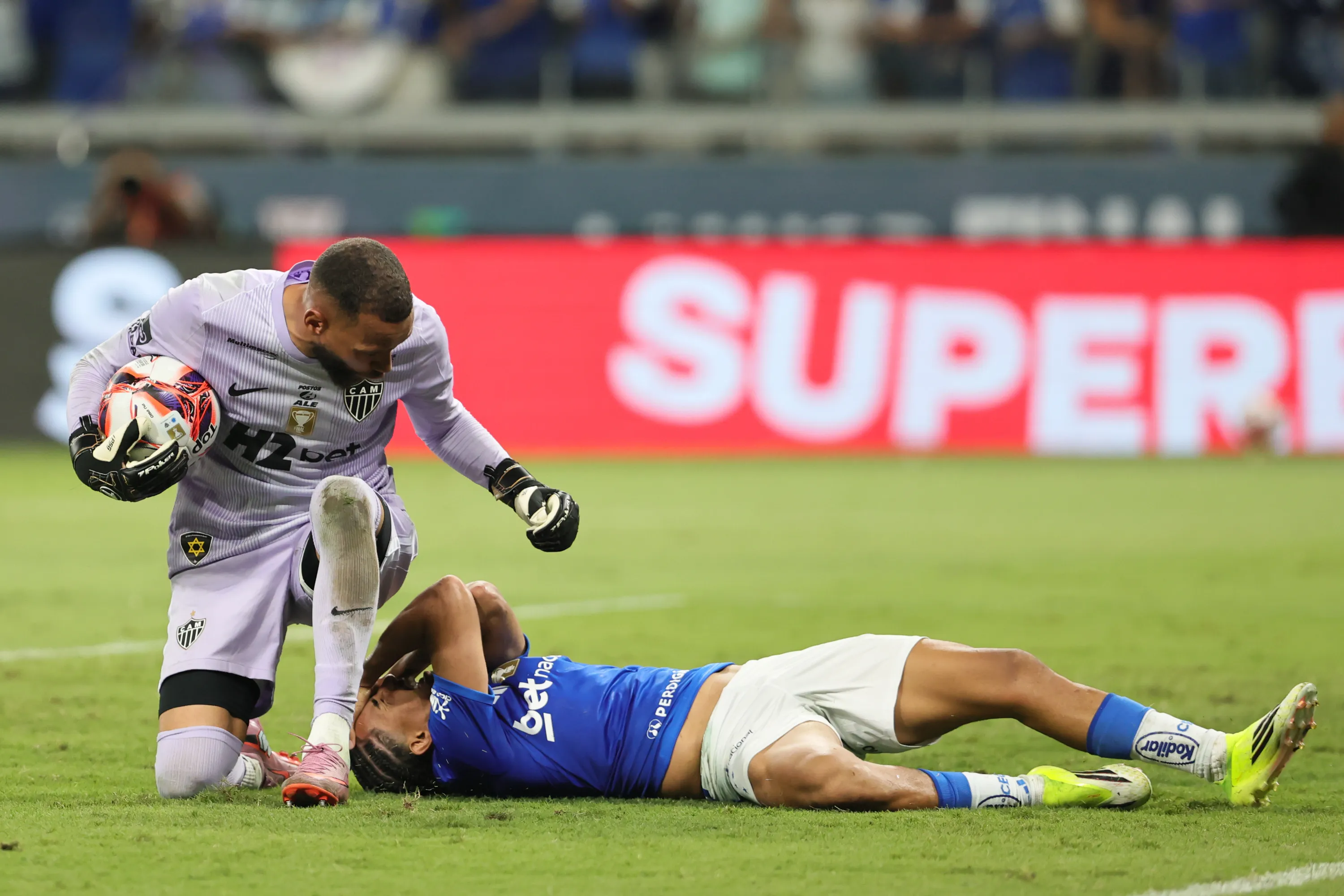 Christian jogador do Cruzeiro disputa lance com Everson jogador do Atletico que gerou a briga generalizada ao final da partida no estadio Mineirao pelo campeonato Mineiro 2026. Foto: Gilson Lobo/AGIF