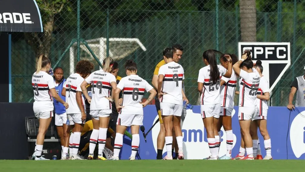 Elenco feminino do São Paulo em jogo contra a Ferroviária