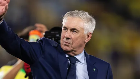 Ancelotti acenando para torcedores após jogo do Brasil.