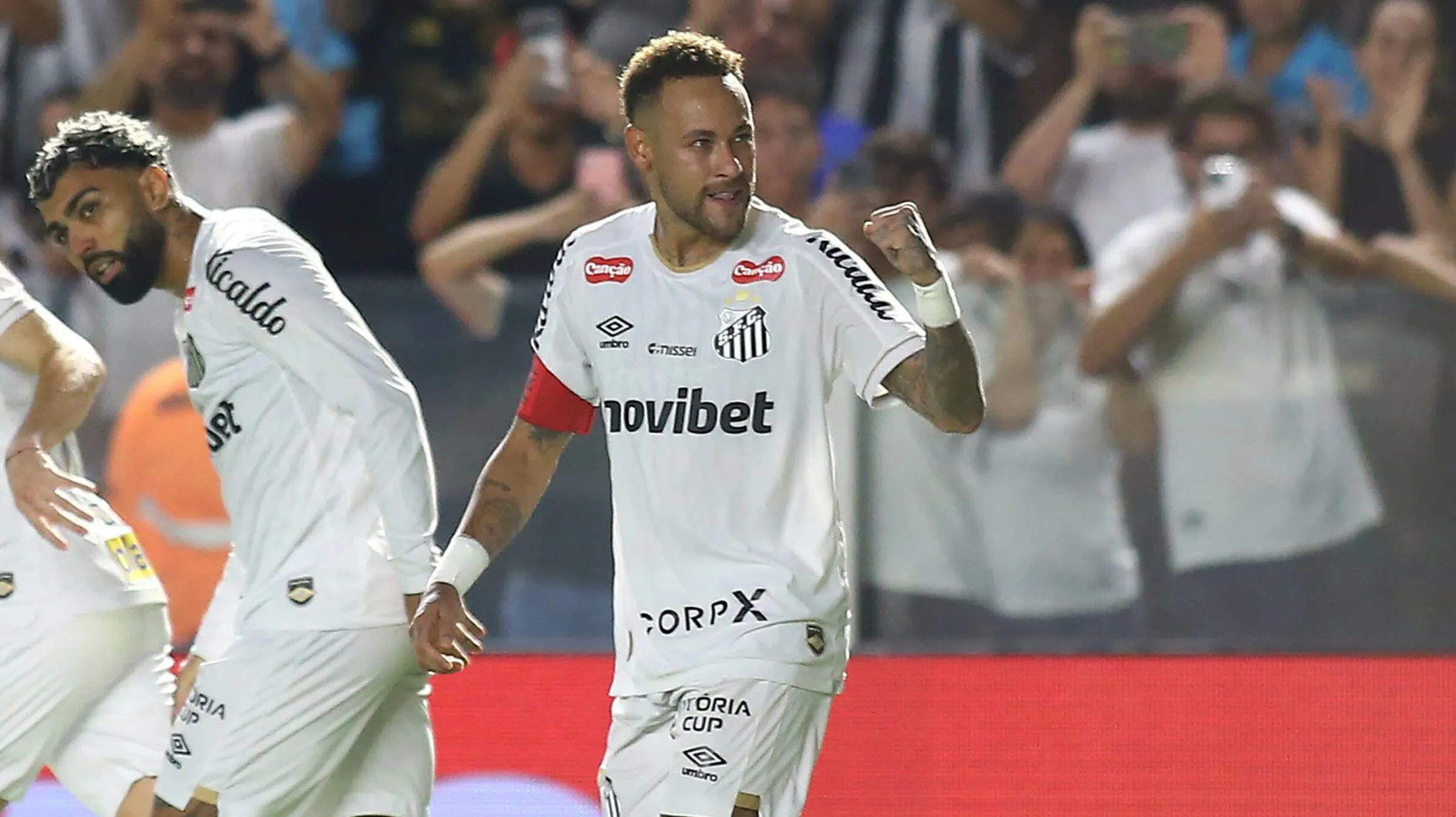 Neymar Jr jogador do Santos comemora seu gol durante partida contra o Internacional no estadio Vila Belmiro pelo campeonato Brasileiro A 2026. Foto: Mauricio De Souza/AGIF