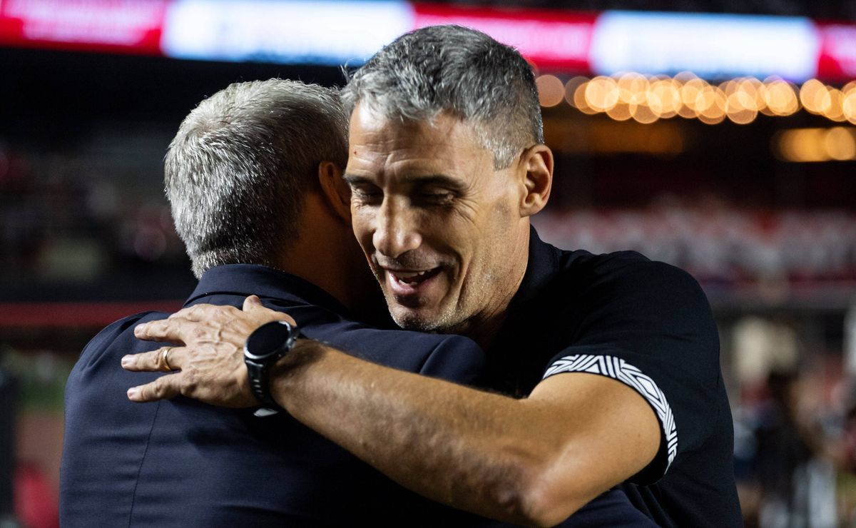 Com Martín Anselmi ‘por um fio’, Botafogo abre leque e tem Vojvoda, Crespo e 5 técnicos para assumir