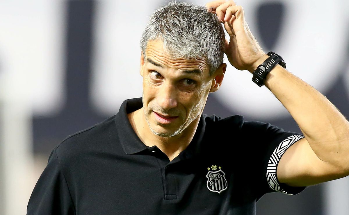 Vojvoda mal deixa o comando do Santos e já entra na mira do Botafogo, informa portal