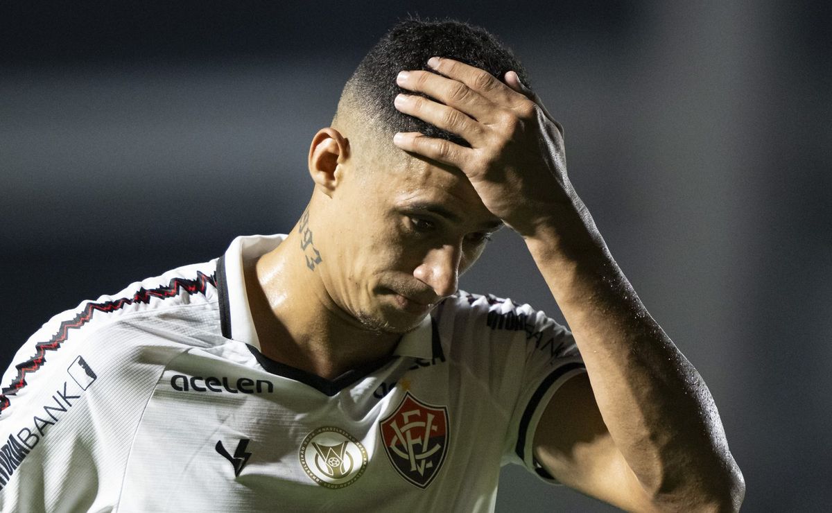 Grêmio conta com noite catastrófica de Camutanga, do Vitória, e abre o placar com gol contra