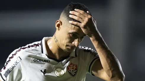 Camutanga jogador do Vitoria sai do campo apos receber cartao vermelho do arbitro durante partida contra o Vasco no estadio Sao Januario pelo campeonato Brasileiro A 2024. Foto: Jorge Rodrigues/AGIF
