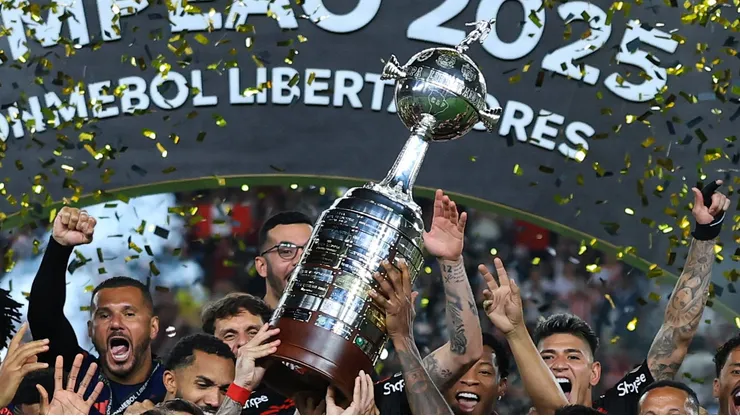 LIMA, PERU - NOVEMBER 29: Giorgian de Arrascaeta and Bruno Henrique of Flamengo lift the Champion's trophy after winning the the 2025 Copa CONMEBOL Libertadores Final match between Palmeiras and Flamengo at Estadio Monumental on November 29, 2025 in Lima, Peru. (Photo by Buda Mendes/Getty Images)