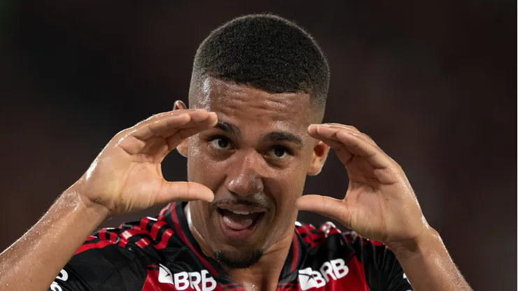 Samuel Lino jogador do Flamengo comemora seu gol durante partida contra o Ceara no estadio Maracana pelo campeonato Brasileiro A 2025. Foto: Jorge Rodrigues/AGIF
