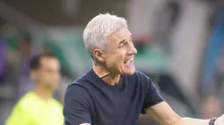 Luis Castro tecnico do Gremio durante partida contra o Vitoria no estadio Arena do Gremio pelo campeonato Brasileiro A 2026. Foto: Maxi Franzoi/AGIF