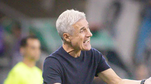 Luis Castro tecnico do Gremio durante partida contra o Vitoria no estadio Arena do Gremio pelo campeonato Brasileiro A 2026. Foto: Maxi Franzoi/AGIF