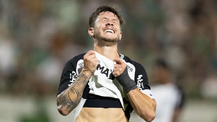 SC - CHAPECO - 19/03/2026 - BRASILEIRO A 2026, CHAPECOENSE X CORINTHIANS - Garro jogador do Corinthians lamenta durante partida contra o Chapecoense no estadio Arena Conda pelo campeonato Brasileiro A 2026. Foto: Liamara Polli/AGIF