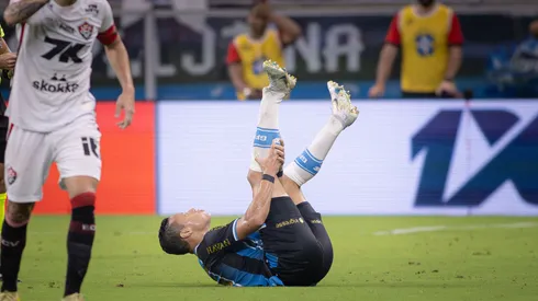 Marlon, jogador do Grêmio, sofre lesao durante partida contra o Vitoria no estadio Arena do Gremio pelo campeonato Brasileiro A 2026. Foto: Maxi Franzoi/AGIF