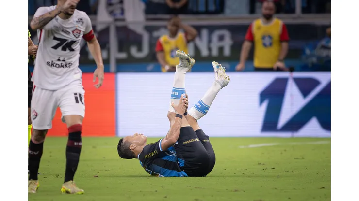 Marlon, jogador do Grêmio, sofre lesao durante partida contra o Vitoria no estadio Arena do Gremio pelo campeonato Brasileiro A 2026. Foto: Maxi Franzoi/AGIF