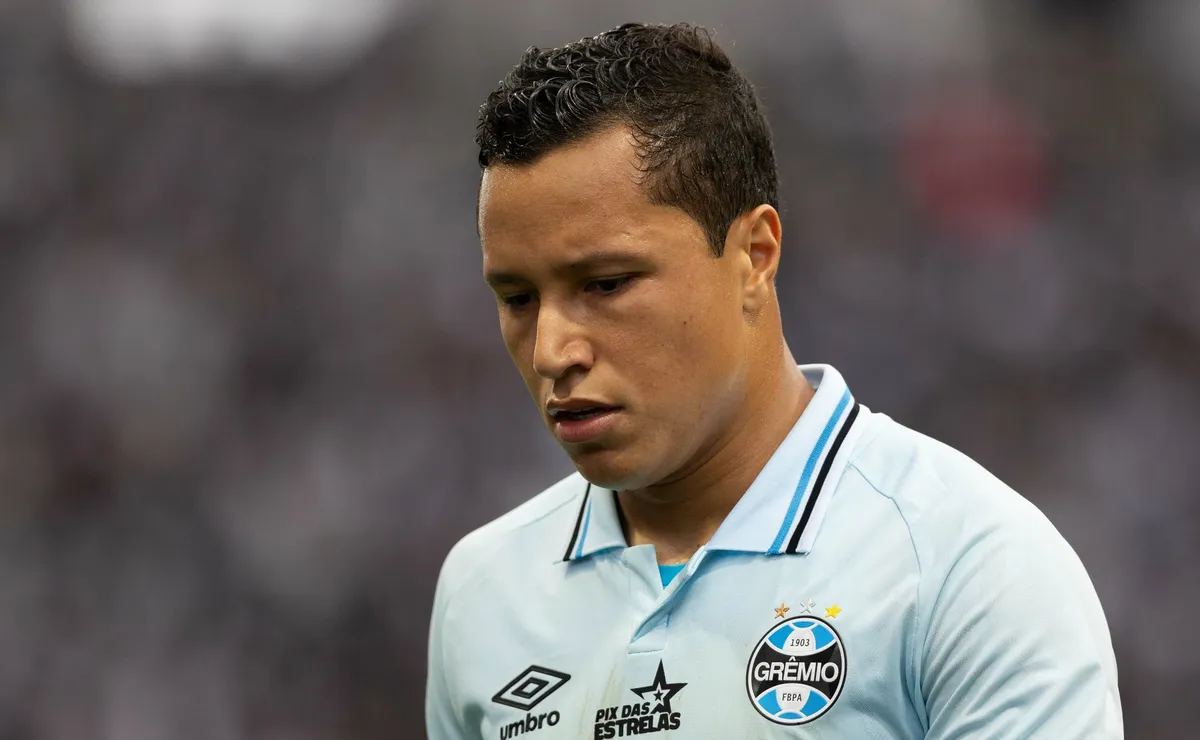 Marlon ficará fora dos gramados até agosto e representa desfalque significativo para o Grêmio
