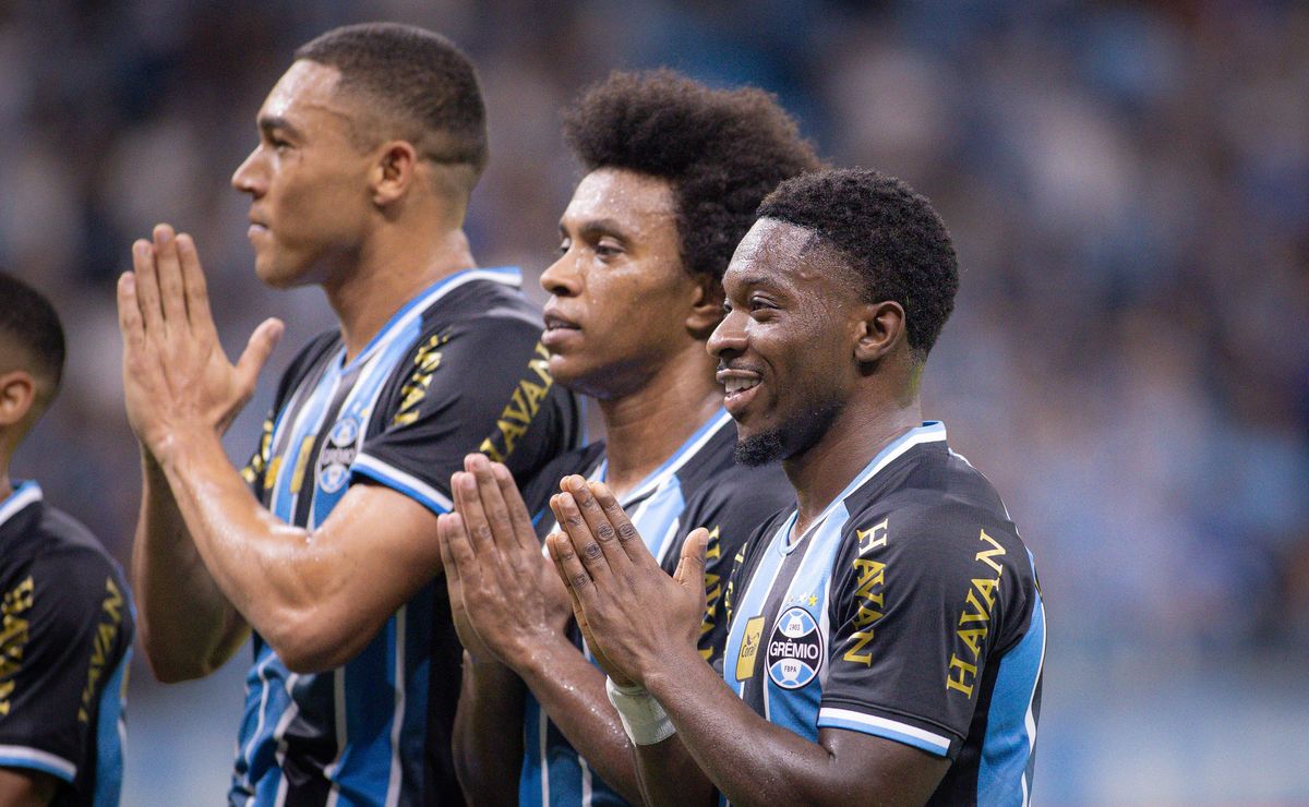 Grêmio vence o Vitória, evolui em campo, mas ainda cobra mais de si mesmo