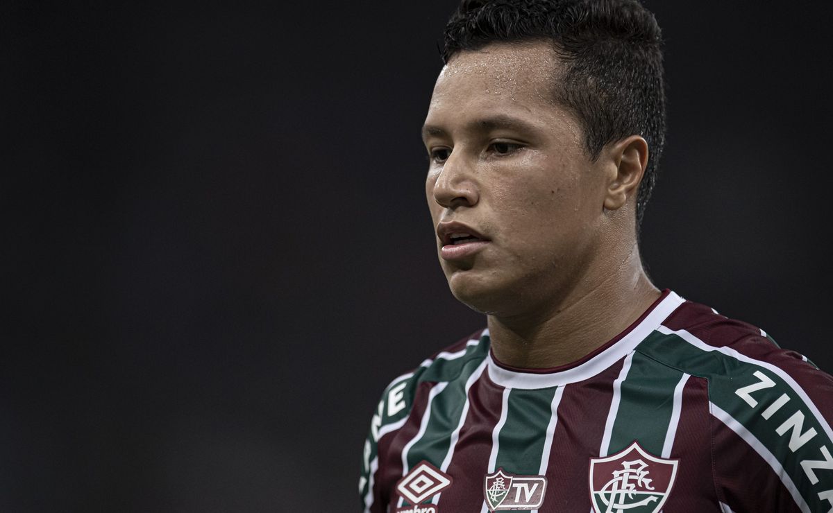Marlon, ex-Fluminense, sofre grave fratura no tornozelo e imagem forte do lance comove o futebol brasileiro