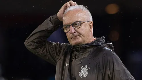 Dorival Júnior segue no Corinthians.