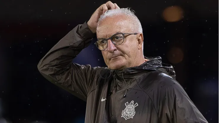 Dorival Júnior segue no Corinthians.