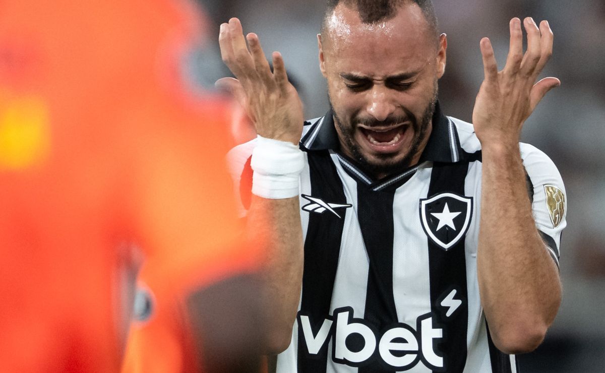 Botafogo avalia saída de Arthur Cabral, e dirigente solta: “está na lista” do Corinthians