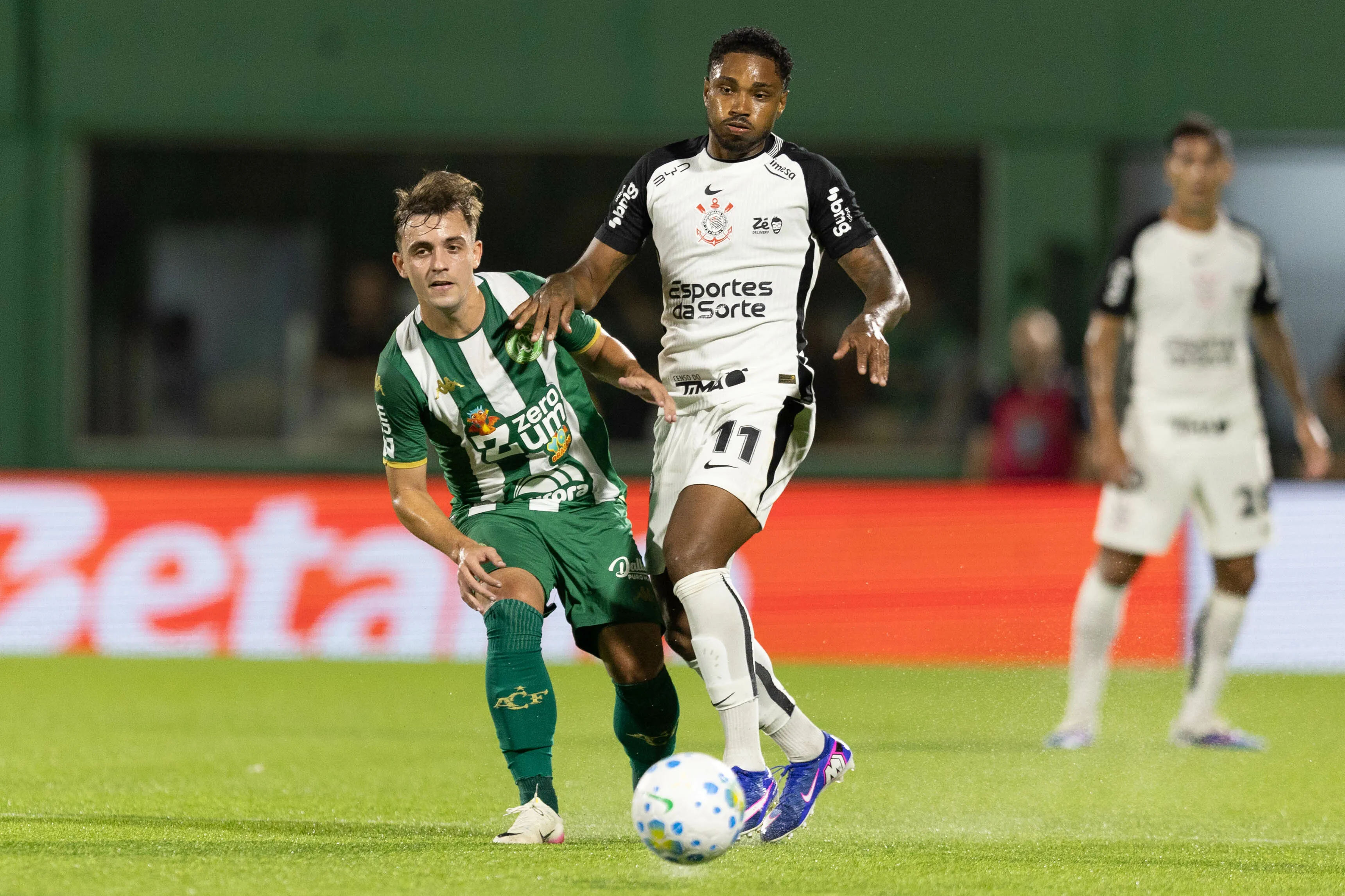 SC – CHAPECO – 19/03/2026 – BRASILEIRO A 2026, CHAPECOENSE X CORINTHIANS – Rafael Carvalheira jogador do Chapecoense disputa lance com Vittinho jogador do Corinthians durante partida no estadio Arena Conda pelo campeonato Brasileiro A 2026. Foto: Liamara Polli/AGIF