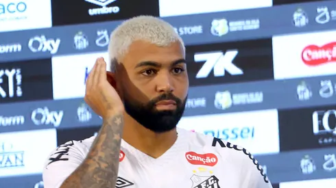 SP - SANTOS - 05/01/2026 - SANTOS, APRESENTACAO GABIGOL - Gabriel Barbosa(Gabigol) posa para fotos durante sua apresentacao oficial como jogador do Santos FC em coletiva de imprensa realizada no Vila Belmiro.