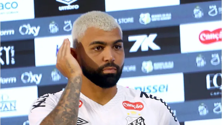 SP - SANTOS - 05/01/2026 - SANTOS, APRESENTACAO GABIGOL - Gabriel Barbosa(Gabigol) posa para fotos durante sua apresentacao oficial como jogador do Santos FC em coletiva de imprensa realizada no Vila Belmiro.