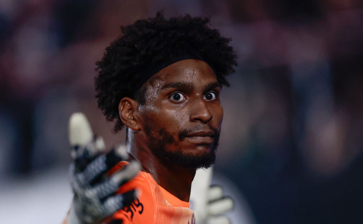 Hugo Souza admite decepção por ausência na convocação da Seleção, mas mantém foco na Copa