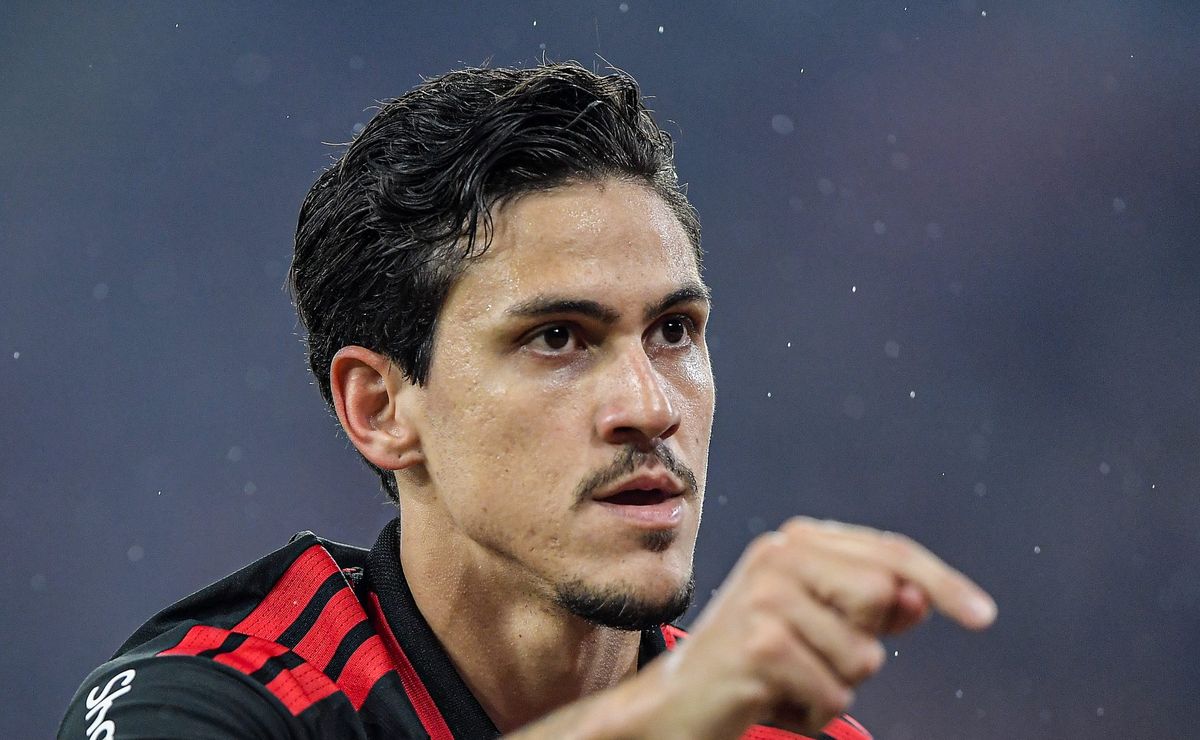 Futuro de Pedro tem dois cenários e se a renovação não acontecer até depois da Copa, atacante pode ser vendido