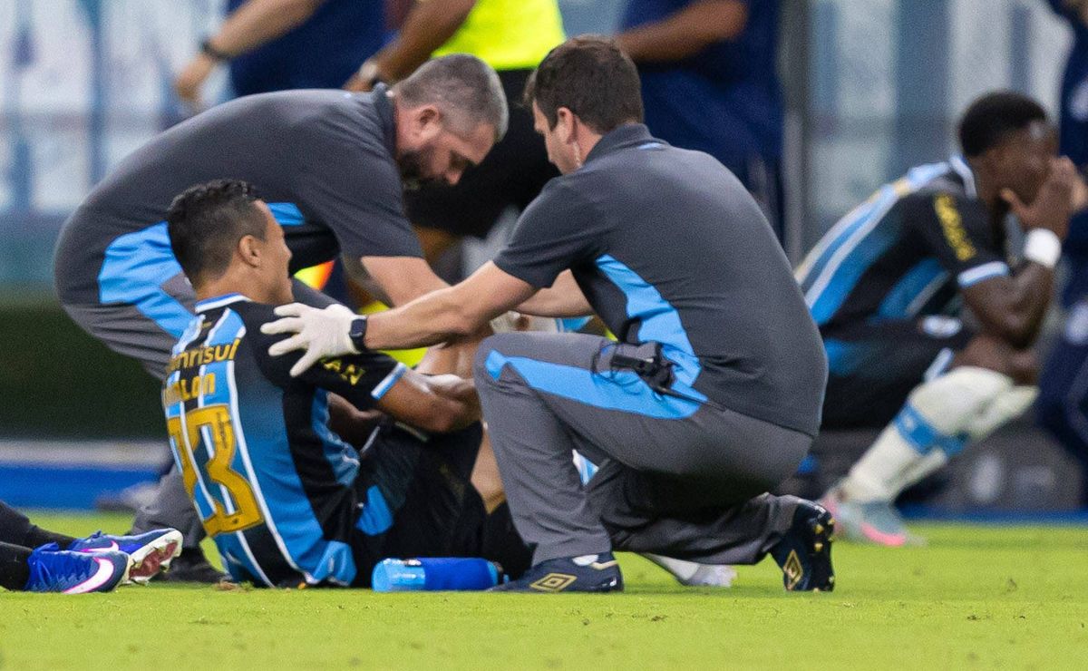 Marlon contraria previsão do Grêmio e projeta volta em três meses após fratura no tornozelo